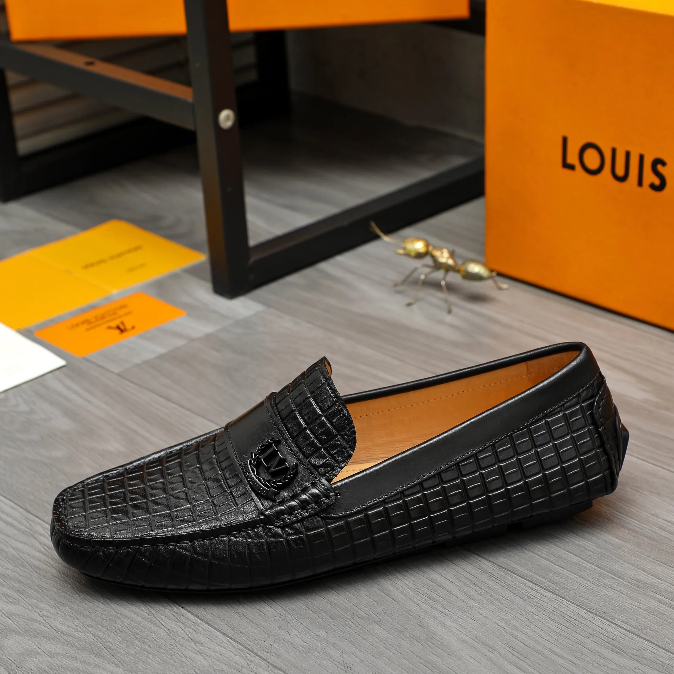 Men's shoes 💰380 Product trademark: LV "Louis Vuitton" casual slip-on shoes Regular size: 38-45 (45 is custom-made and non-returnable) Product materials: Selected embossed cowhide upper, pigskin lining, rubber outsole